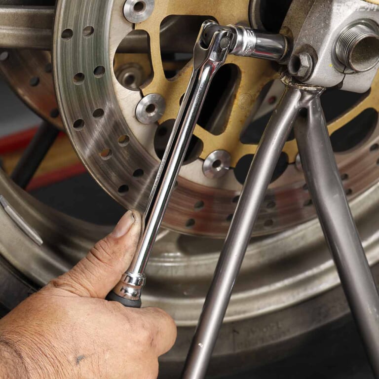 セミディープソケット|使用例|バイク整備工具は適材適所がキモ。72歯ラチェット&スリムでコンパクトなソケット群〈コーケン〉