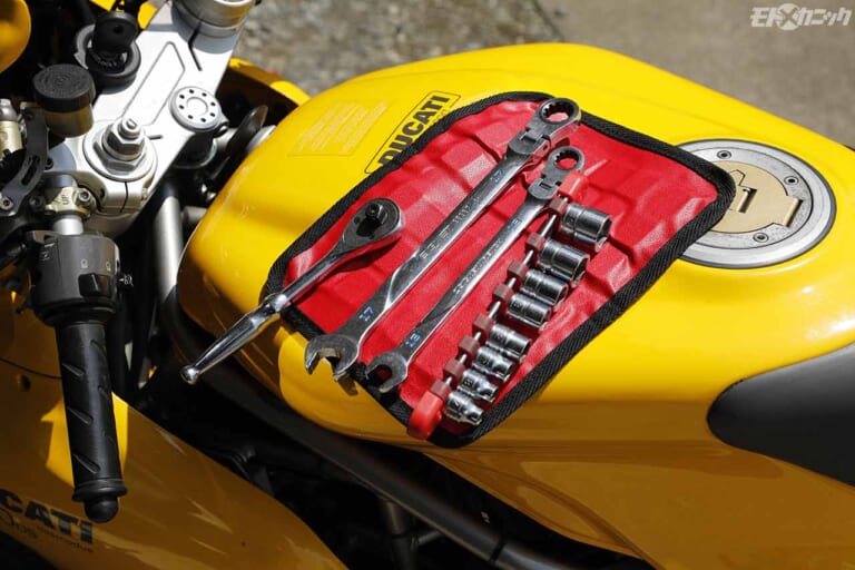 燃料タンクに貼っておけば工具や部品を置ける|日常のメンテナンスに使える役立ち工具セレクト【プラグ穴がナメそうな時の補修etc.】