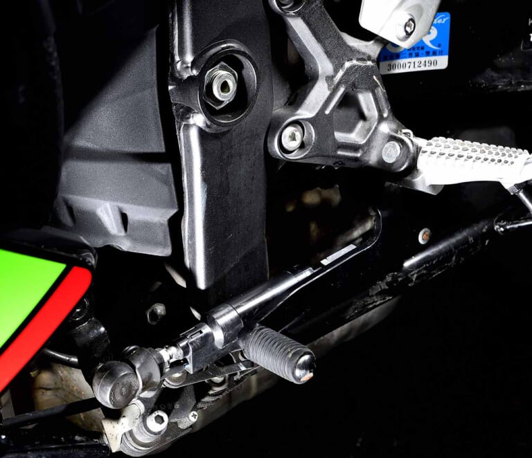 カワサキ ニンジャZX-25R|シフター|カワサキ ニンジャZX-25Rは誰もが楽しめるレプリカだっ!【丸山浩の人気車分析】