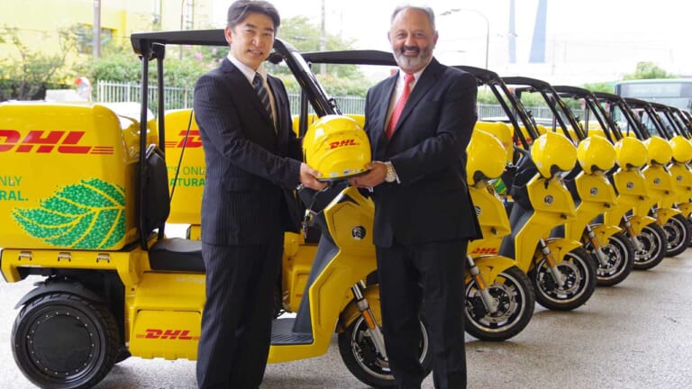 DHLにも屋根付き電動3輪バイク！ アイディア「AAカーゴ」がマックに続き活躍の場を広げる