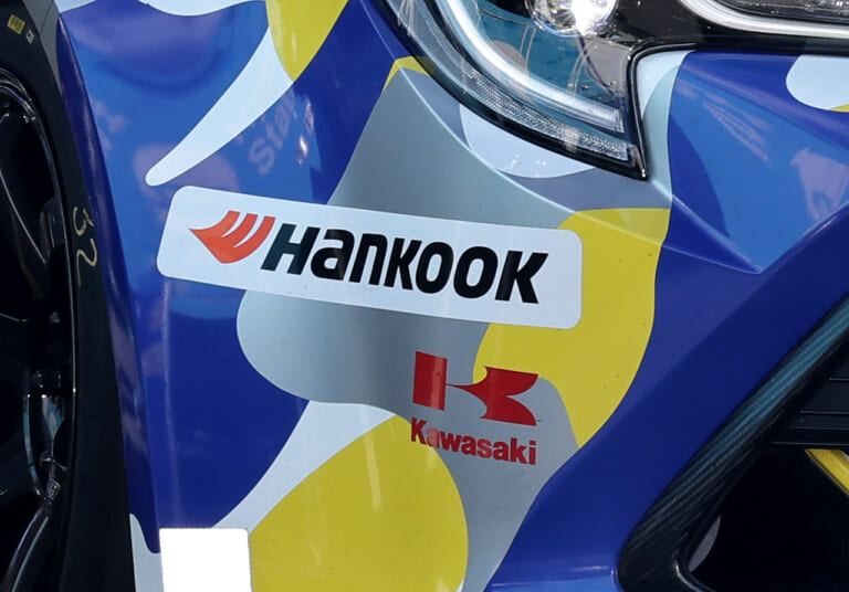 水素カローラ|カワサキステッカー|鈴鹿サーキット|水素仲間が日本を救う!? トヨタ&カワサキが実験中の壮大すぎる野望とは?