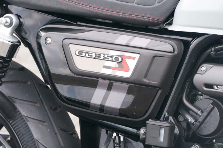 ホンダGB350S | サイドカバー|丸山浩の’21 ホンダGB350/S最終解説【意外に異なるディテール徹底比較】