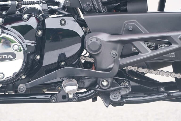 ホンダGB350 | 左ステップ|丸山浩の’21 ホンダGB350/S最終解説【意外に異なるディテール徹底比較】