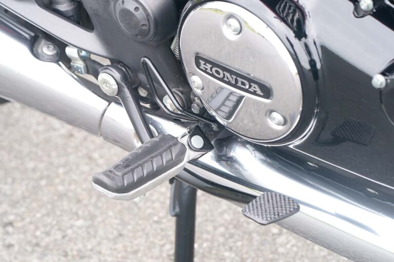 ホンダGB350 | 右ステップ|丸山浩の’21 ホンダGB350/S最終解説【意外に異なるディテール徹底比較】