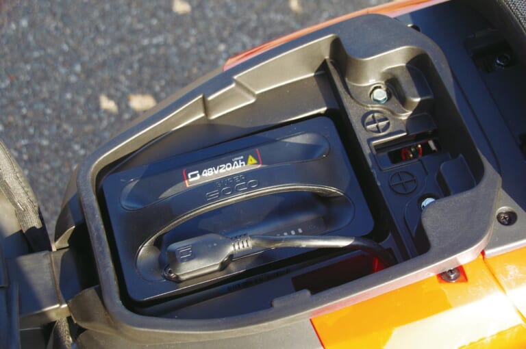 電動バイク|スーパーソコ シーユーミニプラス|バッテリー|最新機能厳選・17万円台のチョイ乗り電動バイク「スーパーソコ シーユーミニプラス」試乗インプレッション