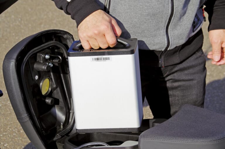 電動バイク|スーパーソコ シーユーミニプラス|バッテリー取り外し|最新機能厳選・17万円台のチョイ乗り電動バイク「スーパーソコ シーユーミニプラス」試乗インプレッション