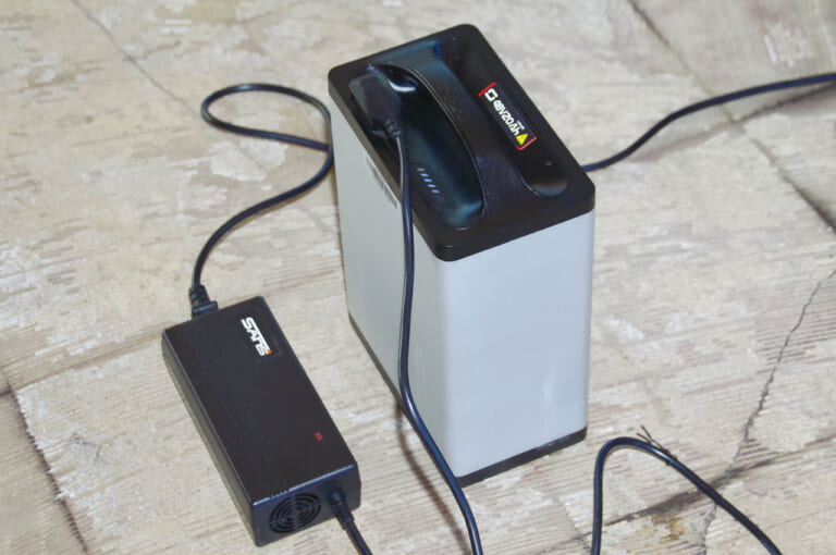 電動バイク|スーパーソコ シーユーミニプラス|バッテリー充電|最新機能厳選・17万円台のチョイ乗り電動バイク「スーパーソコ シーユーミニプラス」試乗インプレッション