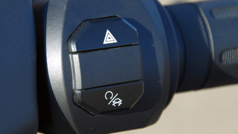 電動バイク|スーパーソコ シーユーミニプラス|スイッチまわり|最新機能厳選・17万円台のチョイ乗り電動バイク「スーパーソコ シーユーミニプラス」試乗インプレッション