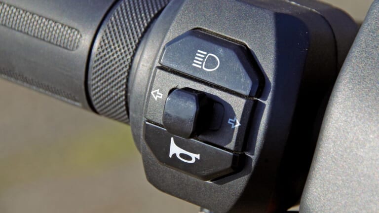 電動バイク|スーパーソコ シーユーミニプラス|スイッチまわり|最新機能厳選・17万円台のチョイ乗り電動バイク「スーパーソコ シーユーミニプラス」試乗インプレッション