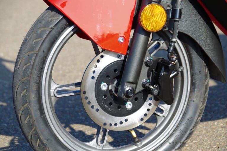 電動バイク|スーパーソコ シーユーミニプラス|ブレーキ|最新機能厳選・17万円台のチョイ乗り電動バイク「スーパーソコ シーユーミニプラス」試乗インプレッション