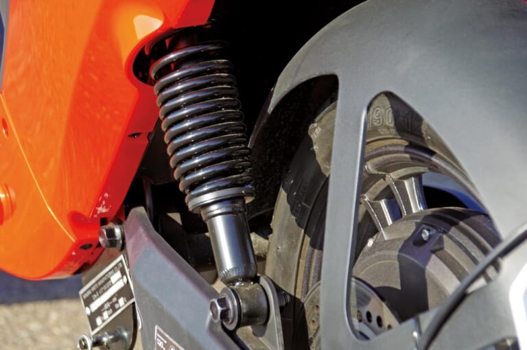 電動バイク|スーパーソコ シーユーミニプラス|サスペンション|最新機能厳選・17万円台のチョイ乗り電動バイク「スーパーソコ シーユーミニプラス」試乗インプレッション