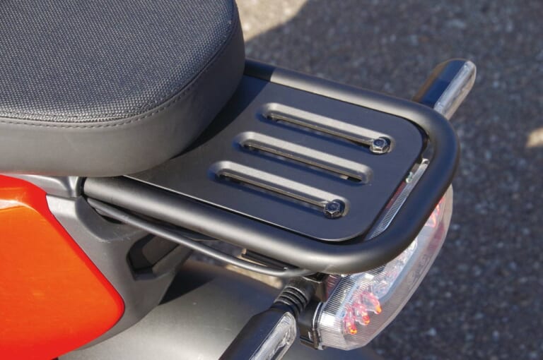 電動バイク|スーパーソコ シーユーミニプラス|リヤキャリア|最新機能厳選・17万円台のチョイ乗り電動バイク「スーパーソコ シーユーミニプラス」試乗インプレッション