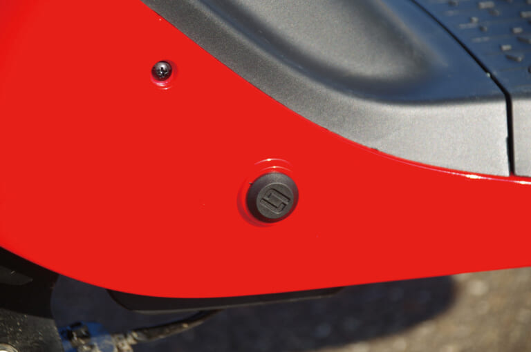 電動バイク|スーパーソコ シーユーミニプラス|ゴムパッキン|最新機能厳選・17万円台のチョイ乗り電動バイク「スーパーソコ シーユーミニプラス」試乗インプレッション