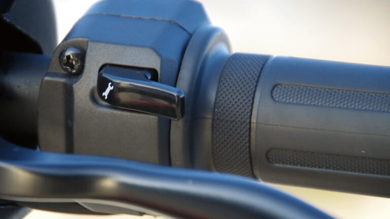 電動バイク|スーパーソコ シーユーミニプラス|フィクスボタン|スイッチまわり|最新機能厳選・17万円台のチョイ乗り電動バイク「スーパーソコ シーユーミニプラス」試乗インプレッション