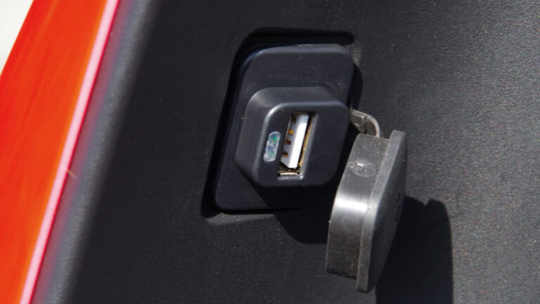 電動バイク|スーパーソコ シーユーミニプラス|USBソケット|最新機能厳選・17万円台のチョイ乗り電動バイク「スーパーソコ シーユーミニプラス」試乗インプレッション