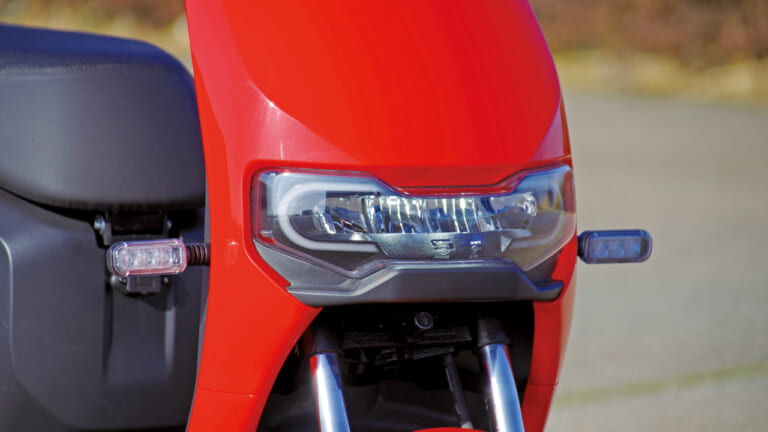 電動バイク|スーパーソコ シーユーミニプラス|ヘッドライト|最新機能厳選・17万円台のチョイ乗り電動バイク「スーパーソコ シーユーミニプラス」試乗インプレッション