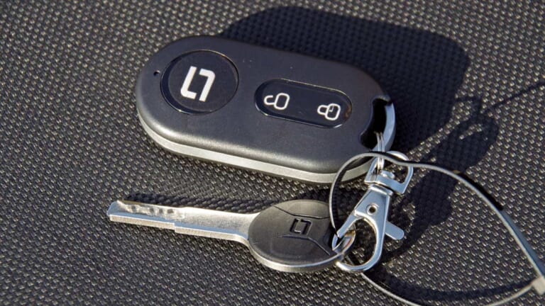 電動バイク|スーパーソコ シーユーミニプラス|キー|ハンドルロック|最新機能厳選・17万円台のチョイ乗り電動バイク「スーパーソコ シーユーミニプラス」試乗インプレッション