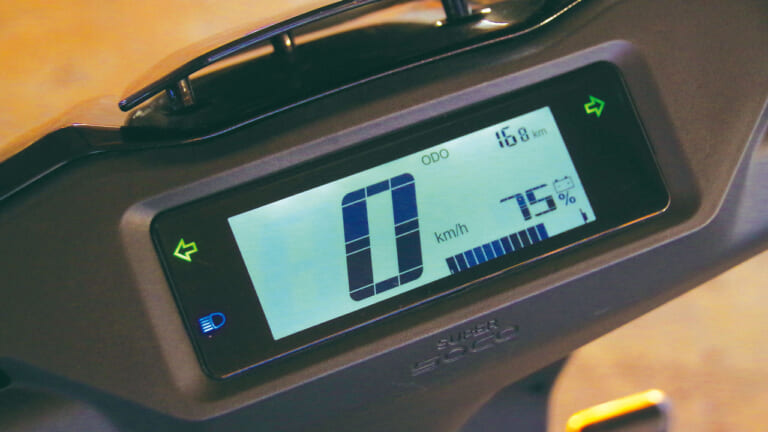 電動バイク|スーパーソコ シーユーミニプラス|メーター|最新機能厳選・17万円台のチョイ乗り電動バイク「スーパーソコ シーユーミニプラス」試乗インプレッション