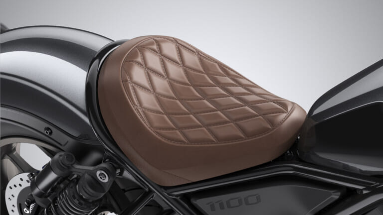 ホンダ レブル1100DCT|スペシャルメインシート(茶)|ホンダ レブル1100 DCT ディテール写真解説【タフで力強いスタイリングに扱いやすさをプラス】