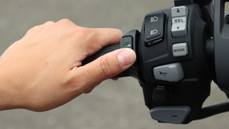 ホンダ レブル1100DCT|グリップヒーター|ホンダ レブル1100 DCT ディテール写真解説【タフで力強いスタイリングに扱いやすさをプラス】