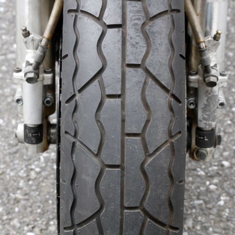 ’80s国産名車|ヤマハRZV500R|タイヤ|’80s国産名車・ヤマハRZV500R完調メンテナンス【経年劣化を克服して完調を維持したい】