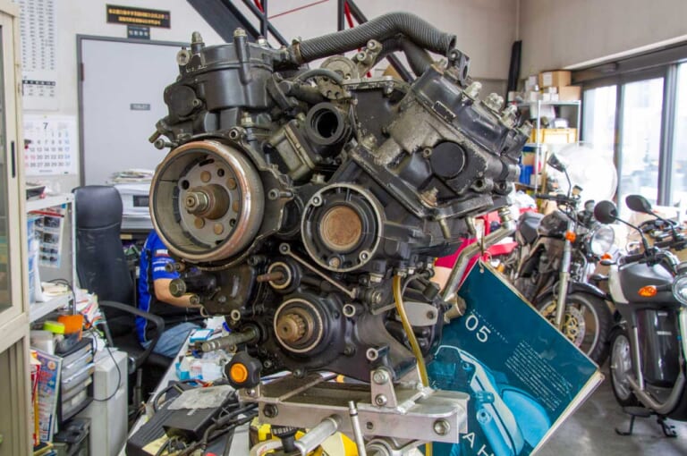 '80s国産名車|ヤマハRZV500R|’80s国産名車・ヤマハRZV500R完調メンテ【識者インタビュー:唯一無二のフィーリングを味わってほしい】