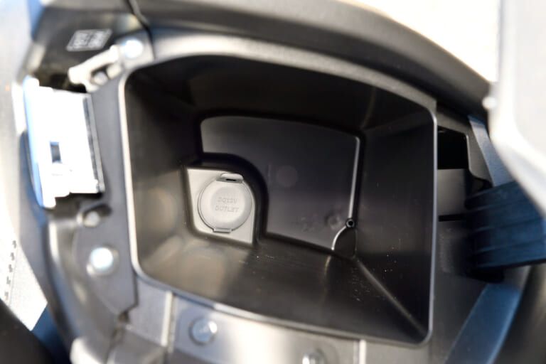 '21 スズキ バーグマン400ABS|フロントボックス|スズキ バーグマン400試乗インプレッション【国産唯一の400ccビッグスクーター健在】