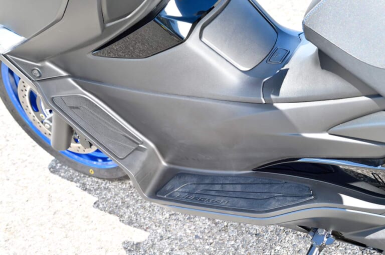 '21 スズキ バーグマン400ABS|フロアボード|スズキ バーグマン400試乗インプレッション【国産唯一の400ccビッグスクーター健在】