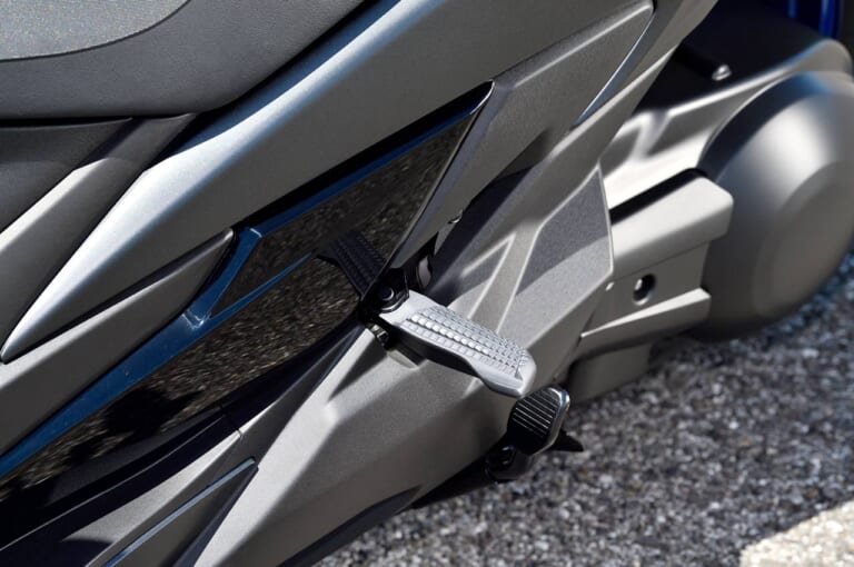 '21 スズキ バーグマン400ABS|タンデムステップ|スズキ バーグマン400試乗インプレッション【国産唯一の400ccビッグスクーター健在】