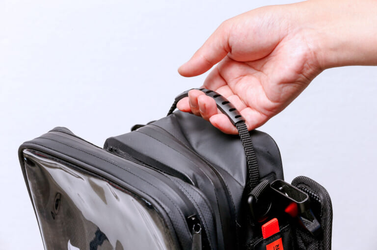 ドッペルギャンガー ターポリンタイダウンタンクバッグ|ハンドグリップ|ドッペルギャンガー ターポリンタイダウンタンクバッグ試用インプレ【樹脂カバーにも取り付けOK】