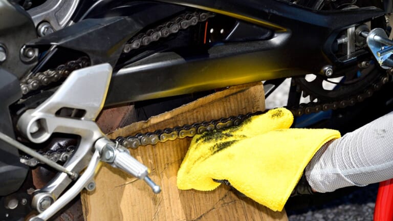 チェーンメンテナンス|シュアラスター チェーンクリーナー|拭き取り|シュアラスター「チェーンクリーナー&チェーンルブ」で超簡単スピーディーDIY【愛車の走りを快適に】