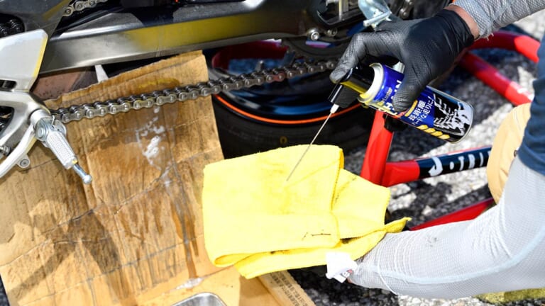 チェーンメンテナンス|シュアラスター チェーンルブ|ウエス拭き|シュアラスター「チェーンクリーナー&チェーンルブ」で超簡単スピーディーDIY【愛車の走りを快適に】