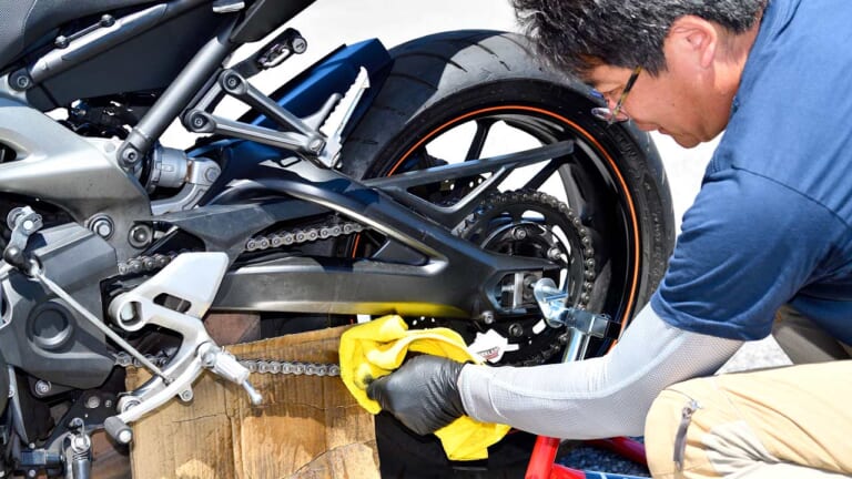 チェーンメンテナンス|シュアラスター チェーンルブ|ウエス拭き|シュアラスター「チェーンクリーナー&チェーンルブ」で超簡単スピーディーDIY【愛車の走りを快適に】