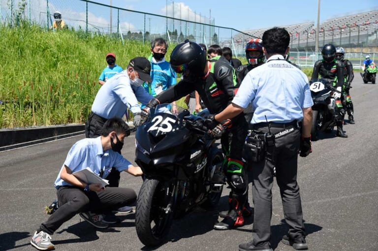 イベントレポート|ニンジャチームグリーンカップ|鈴鹿サーキット|車両チェック|ワンメイクレースでZX-25Rを超満喫!【ニンジャチームグリーンカップ in 鈴鹿サーキット】
