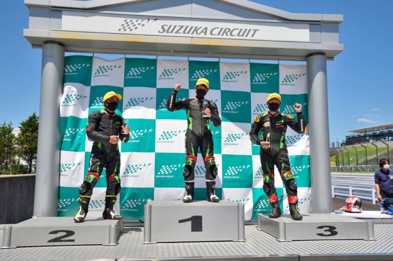 イベントレポート|ニンジャチームグリーンカップ|鈴鹿サーキット|表彰式|ワンメイクレースでZX-25Rを超満喫!【ニンジャチームグリーンカップ in 鈴鹿サーキット】