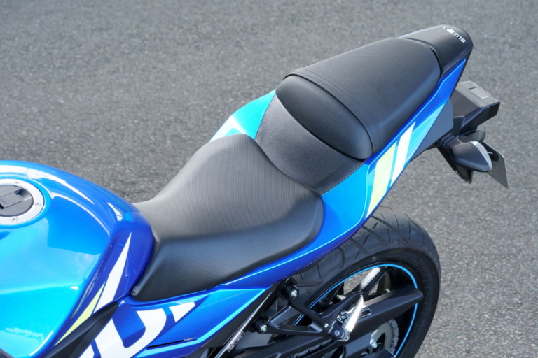 スズキ GSX250R|シート