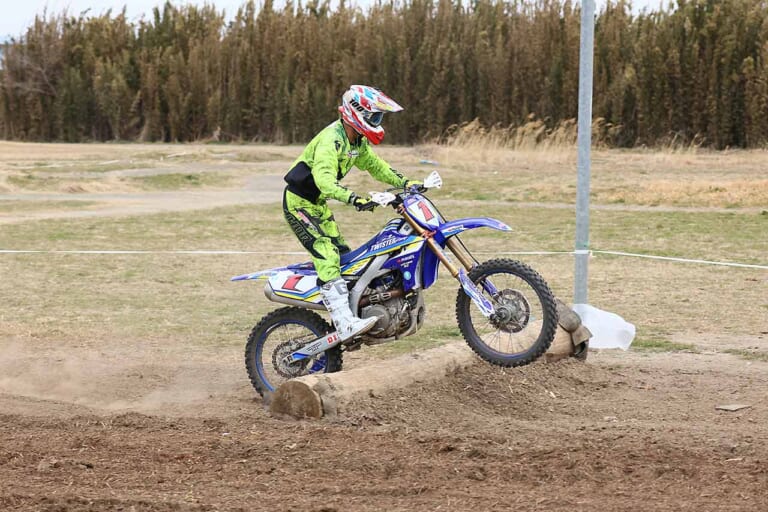 シングル丸太3連続セクション|丸太攻略|オフロードテクニック|連続丸太セクションの攻略法〈渡辺学のオフロードライディング指南|後編〉