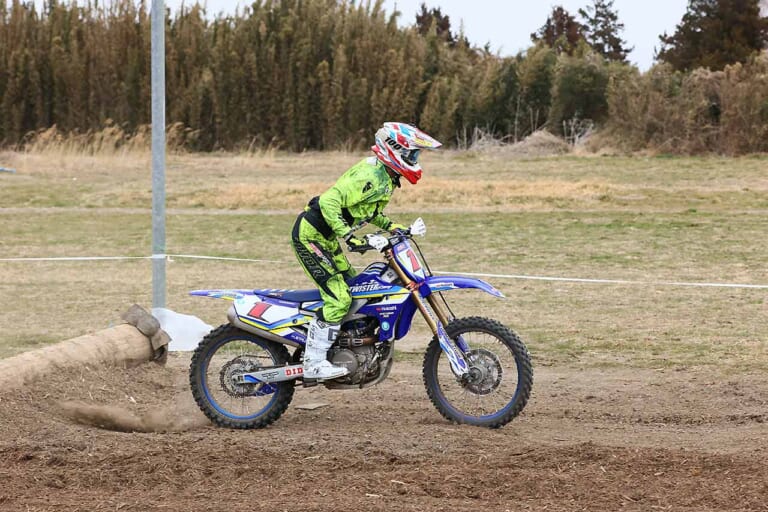 シングル丸太3連続セクション|丸太攻略|オフロードテクニック|連続丸太セクションの攻略法〈渡辺学のオフロードライディング指南|後編〉