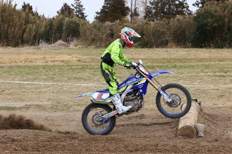 シングル丸太3連続セクション|丸太攻略|オフロードテクニック|連続丸太セクションの攻略法〈渡辺学のオフロードライディング指南|後編〉