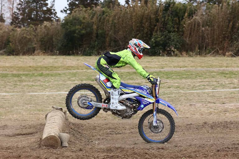 シングル丸太3連続セクション|丸太攻略|オフロードテクニック|連続丸太セクションの攻略法〈渡辺学のオフロードライディング指南|後編〉