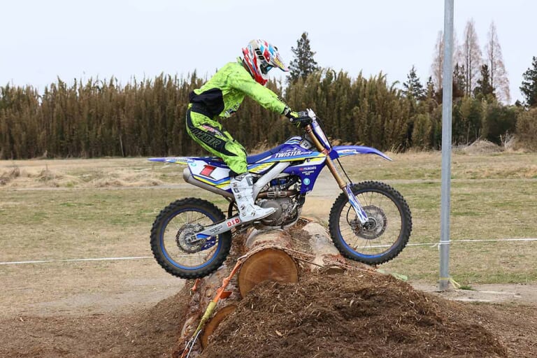 丸太のピラミッドセクション|丸太攻略|オフロードテクニック|連続丸太セクションの攻略法〈渡辺学のオフロードライディング指南|後編〉