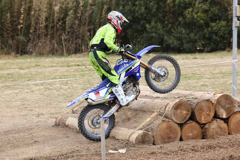 丸太のテーブルトップセクション|丸太攻略|オフロードテクニック|連続丸太セクションの攻略法〈渡辺学のオフロードライディング指南|後編〉