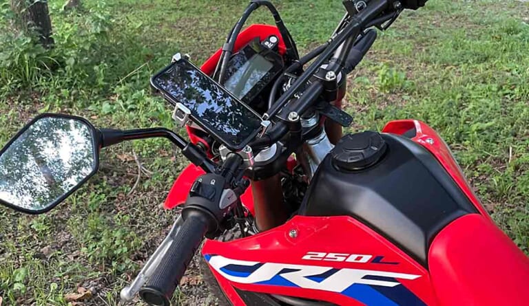 バイク専用デバイスホルダー「マウントシステム」がさらに進化。幅広い車種に対応し、林道ツーリングでも大活躍!!