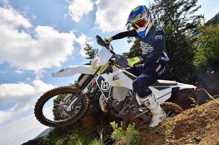 ハスクバーナモーターサイクルズTE 150i|林道で遊ぶ? コースで遊ぶ? ’22年型エンデューロマシンをJNCC王者・渡辺学が徹底テストライド!!〈後編〉