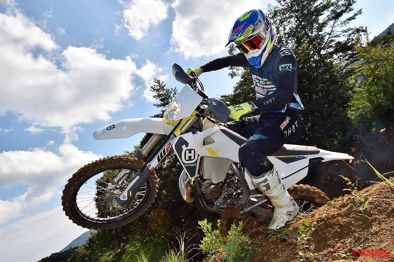 ハスクバーナモーターサイクルズTE 150i|林道で遊ぶ? コースで遊ぶ? ’22年型エンデューロマシンをJNCC王者・渡辺学が徹底テストライド!!〈後編〉