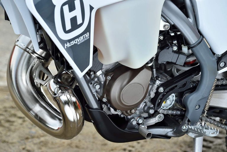 ハスクバーナモーターサイクルズTE 150i|エンジン|林道で遊ぶ? コースで遊ぶ? ’22年型エンデューロマシンをJNCC王者・渡辺学が徹底テストライド!!〈後編〉