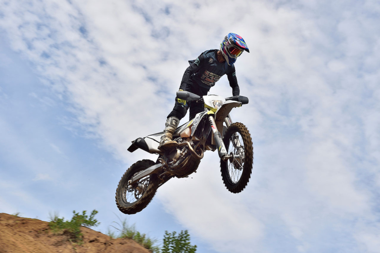 ハスクバーナモーターサイクルズFE 250|林道で遊ぶ? コースで遊ぶ? ’22年型エンデューロマシンをJNCC王者・渡辺学が徹底テストライド!!〈後編〉