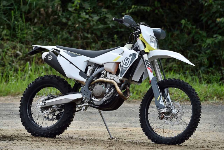 ハスクバーナモーターサイクルズFE 250|林道で遊ぶ? コースで遊ぶ? ’22年型エンデューロマシンをJNCC王者・渡辺学が徹底テストライド!!〈後編〉