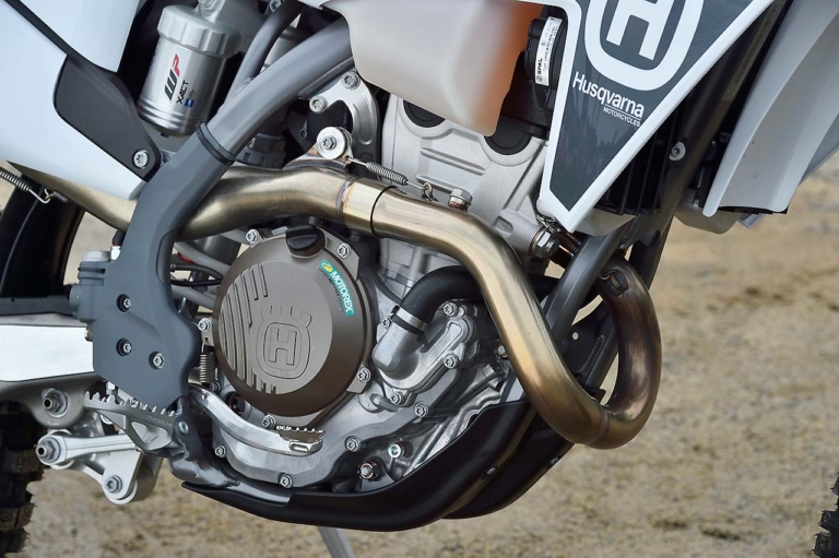 ハスクバーナモーターサイクルズFE 250|エンジン|林道で遊ぶ? コースで遊ぶ? ’22年型エンデューロマシンをJNCC王者・渡辺学が徹底テストライド!!〈後編〉