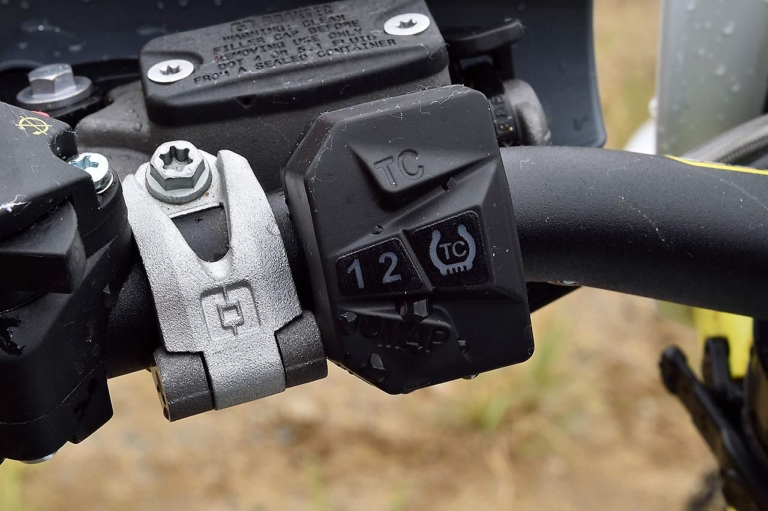 ハスクバーナモーターサイクルズFE 250|マップセレクト|トラクションコントロール|スイッチ|林道で遊ぶ? コースで遊ぶ? ’22年型エンデューロマシンをJNCC王者・渡辺学が徹底テストライド!!〈後編〉